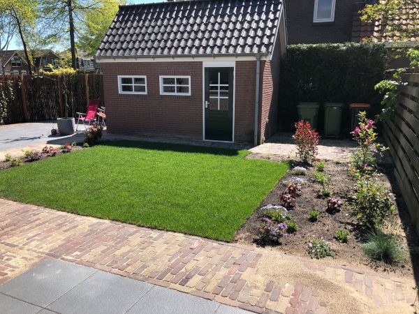 Tuin aan laten leggen door een hovenier